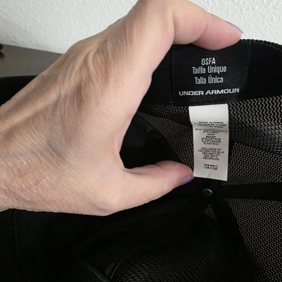 Under Armour Black Hat with American Flag Logo - Picture 5 of 6